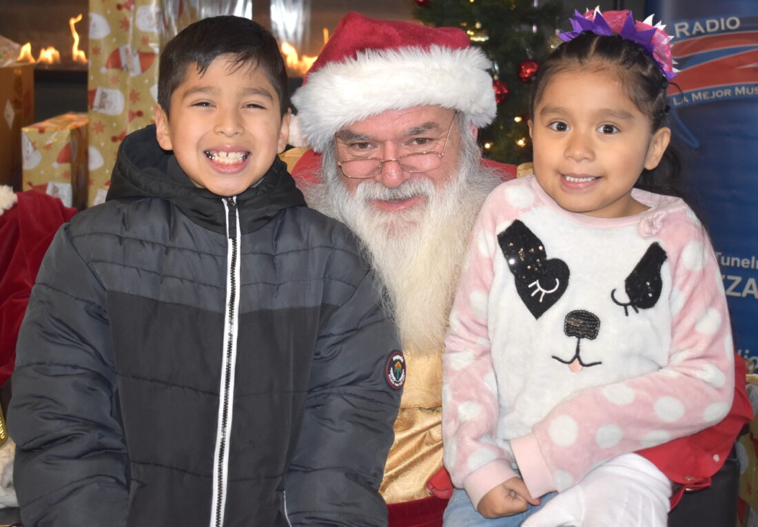 Radio Z 95.5, HyVee team up to provide gifts for Marshalltown, South